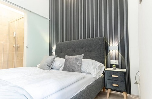 Mariahilf Hotel | Comfy Room + Ensuite Bath Near Westbahnhof Station