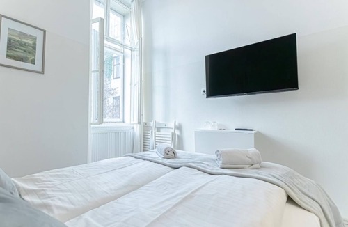Mariahilf Hotel | Comfy Room + Ensuite Bath Near Westbahnhof Station