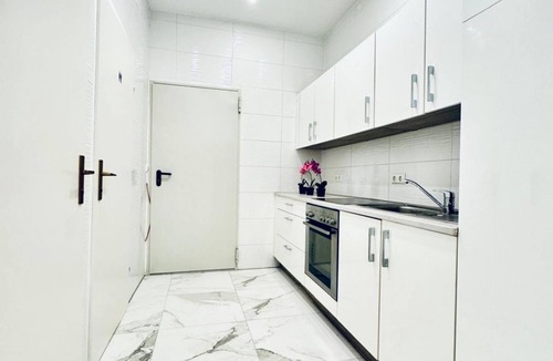 Liesing Apartment | Convenient Stay Room for 2, 11 Min to Atzgersdorf