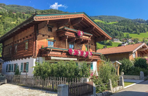 Bramberg am Wildkogel Apartment | Cosy apartment with terrace in Bramberg