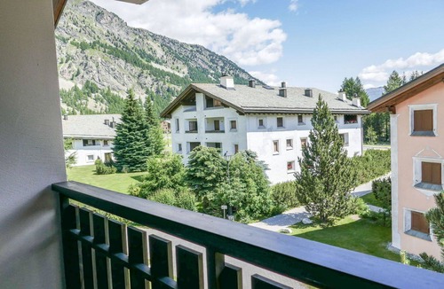 Sils-Maria Apartment | Cosy apartment for 4 guests with WIFI, TV, balcony and pets allowed