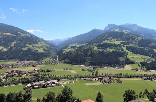 Zillertal Apartment | Cosy apartment for 7 guests with WIFI, TV, balcony and parking
