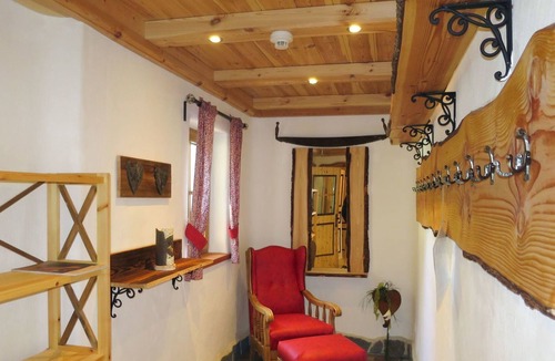Forstau House | Cosy apartment in villa for 20 people with WIFI, TV, patio, pets allowed and parking