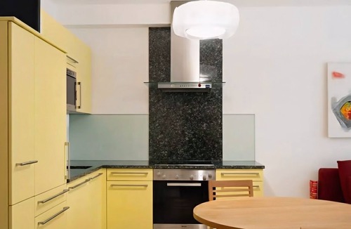 Schottenfeld Condo | Cozy 1-bedroom luxury unit with balcony, PRIVATE SAUNA and gym