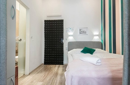 Mariahilf Hotel | Cozy Double Room w/Yardview - Perfect Shopping