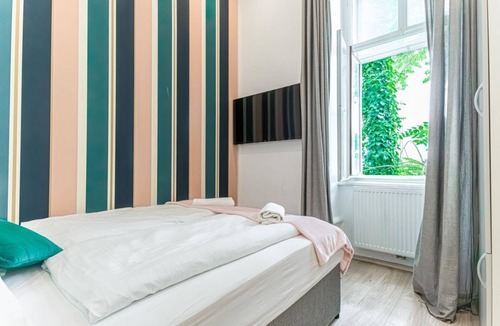 Mariahilf Hotel | Cozy Double Room w/Yardview - Perfect Shopping