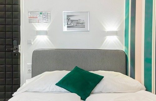 Mariahilf Hotel | Cozy Double Room w/Yardview - Perfect Shopping