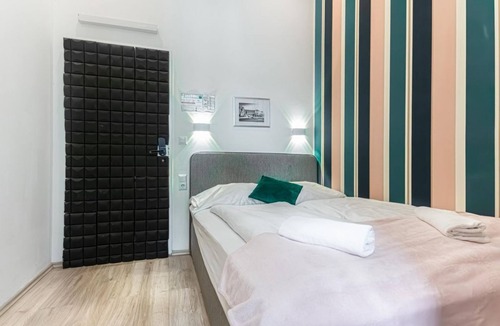Mariahilf Hotel | Cozy Double Room w/Yardview - Perfect Shopping