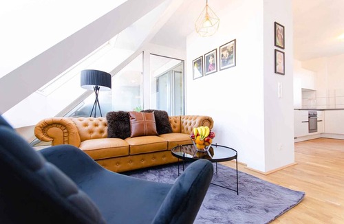 Weißgerber Apartment | ★Cozy & Elegant★ | Near Danube, ♛King Bed, Balcony