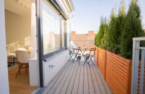 Rudolfsheim-Funfhaus Apartment | Cozy Penthouse with a terrace by Schönbrunn Palace