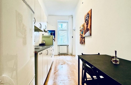 Rudolfsheim-Funfhaus Apartment | Cozy Room in a Shared Apt, 7- Min to Westbahnhof