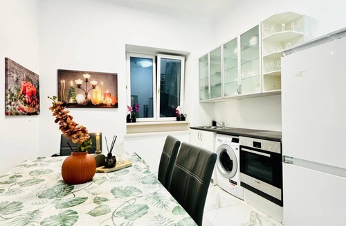 Liesing Apartment | Cozy Stay for 2, Conveniently Near Atzgersdorf