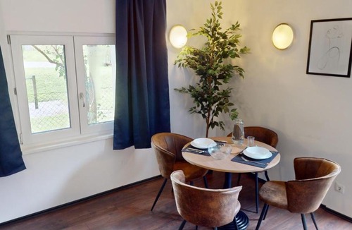 Lustenau Apartment | CROWN LIVING Design Loft Lustenau - Loft mit Küche, Bibliothek und Gartensitzplatz, grenznah gelegen
