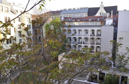 Wieden Apartment | Directly at the NASCHMARKT, SECESSION, right in the middle of the cultural pulse of the city