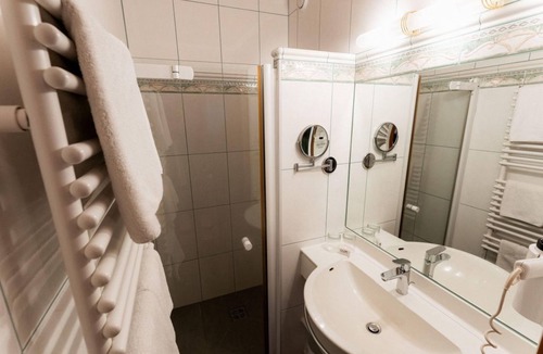 Schildlehen Apartment | Doppelzimmer mit Dusche WC 30m² - Aparthotel Pfeffermühle