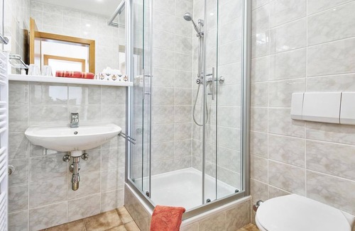 Finkenstein am Faaker See Bed & Breakfast | Doppelzimmer - Ferienwohnungen Theresienhof
