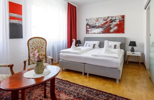 Morbisch am See Cottage | Doppelzimmer mit Boxspringbett - Pension Laubenhof