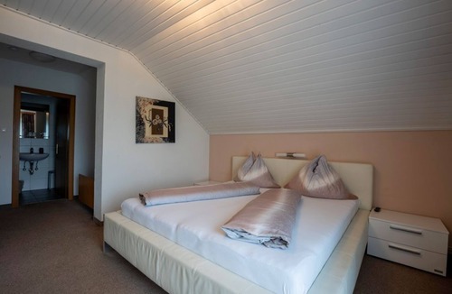 Egg am Faaker See Bed & Breakfast | Doppelzimmer mit Balkon - Gästehaus Wulz-lesjak