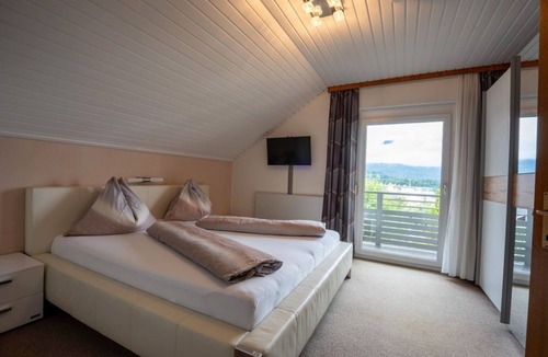 Egg am Faaker See Bed & Breakfast | Doppelzimmer mit Balkon - Gästehaus Wulz-lesjak