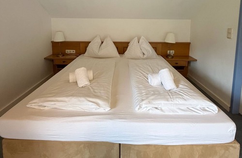 Mondsee House | Double Room with Balcony 5 - Landhaus Meingast