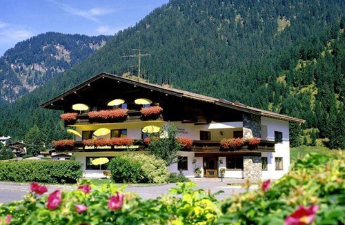 Waidring House | Double room with bath/shower, toilet, 2 extra beds - Hotel-Pension Gschwentner