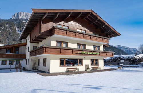Waidring House | Double room with bath/shower, toilet, 2 extra beds - Hotel-Pension Gschwentner