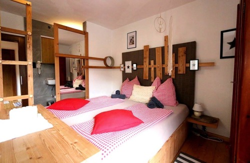 Zederhaus Bed & Breakfast | Double room with extra bed (1 double & 1 single bed)