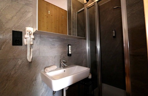Zederhaus Bed & Breakfast | Double room with extra bed (1 double & 1 single bed)