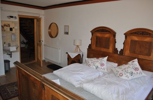 Hallstatt Bed & Breakfast | Double room with lake view and shared bathroom - Pension Leopoldine