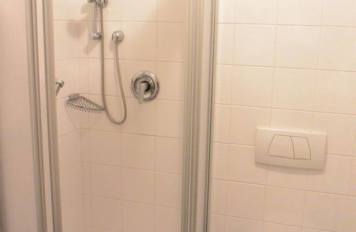 Elisabeth-Vorstadt Bed & Breakfast | Double room with shower, toilet - Adlerhof, pension