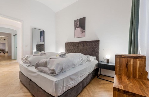 Alservorstadt Apartment | easy-flat Votiv - 153sqm Apartment with Terrace