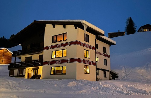Lech am Arlberg Apartment | Elegant, fully furnished apartment with balcony - ski out/ski in