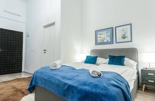 Mariahilf Hotel | Elegant Hotel Room | Near Westbahnhof Station