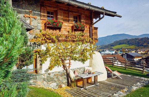 Hundsdorfl Ski Chalet | Enchanting hut in Almdorf Flachau with fireplace, private sauna and alpine charm