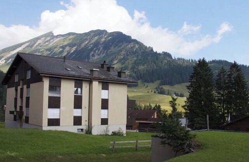 Mitloedi Apartment | "Experience Comfort and Adventure at Apartment Bischofberger D20 in the Scenic S