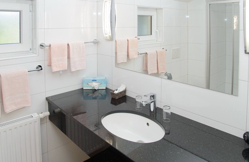 Moosburg Hotel | Familienappartement 55m2 Pool+ Kinderspielplatz Kärnten Card Inklusive
