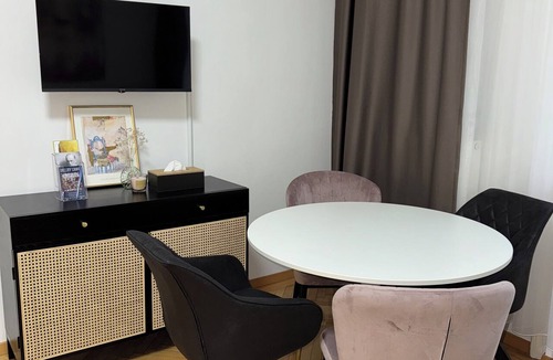 Hundsturm Apartment | Family-friendly apartment: modern, prime location, fully equipped