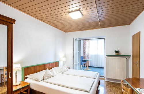 Bad Radkersburg House | Family room, bath, toilet, balcony - Hotel Altneudörflerhof