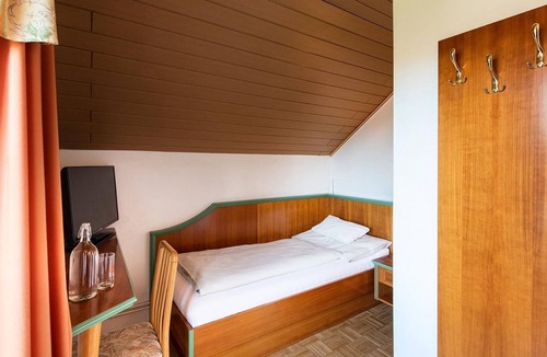 Bad Radkersburg House | Family room, bath, toilet, balcony - Hotel Altneudörflerhof