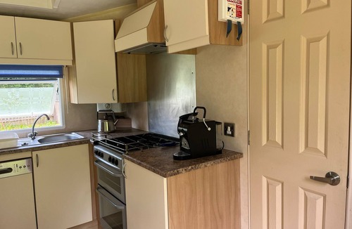 Bad Ischl RV Rental | 'Ferien Tiny House Am Waldrand' with mountain view, garden and WiFi