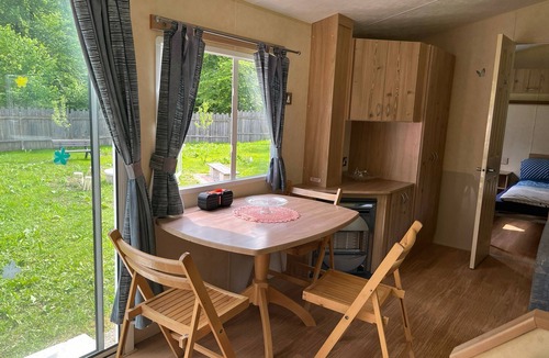 Bad Ischl RV Rental | 'Ferien Tiny House Am Waldrand' with mountain view, garden and WiFi