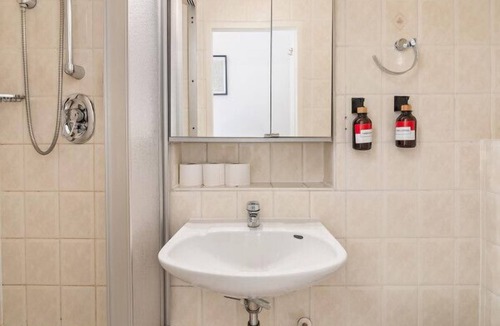 Schottenfeld Apartment | Flora Collection 7 in Vienna