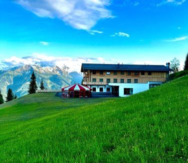 Zell am See Bed & Breakfast | GLOCKNERALM - HIKING- and SKIHOTEL exklusively accessible by cable car