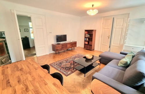 Schottenfeld Apartment | Grand Viennese City Apartment with Piano