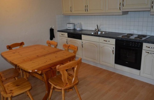Schoenried Apartment | Henry (Hochparterre) Appartement/Fewo, Dusche oder Bad, WC 12-Bettwohnung by Interhome