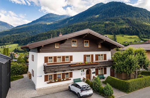 Schonbach Apartment | Holiday accommodation with balcony