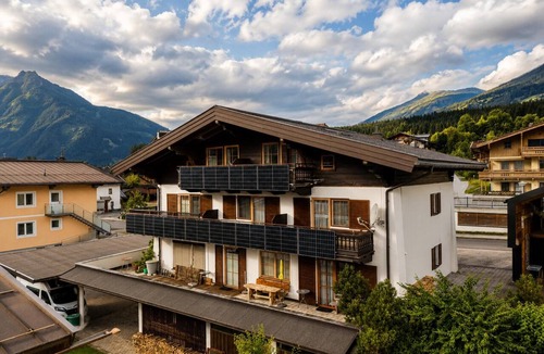Schonbach Apartment | Holiday accommodation with balcony