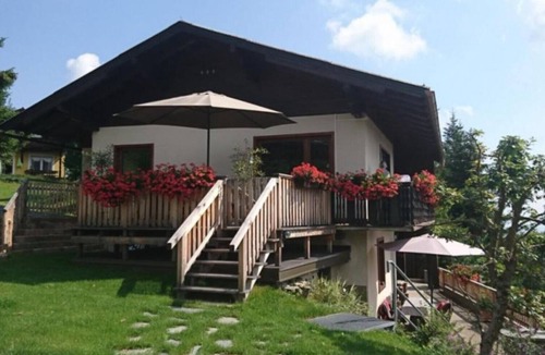 Albeck Apartment | Holiday Apartment "Haus Weitblick 2" near Slopes with Private Terrace & Wi-Fi
