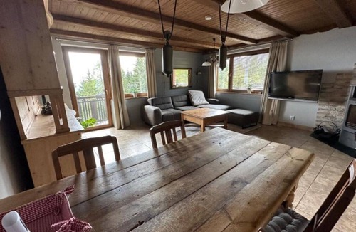 Albeck Apartment | Holiday Apartment "Haus Weitblick 1" near Slopes with Private Terrace & Wi-Fi