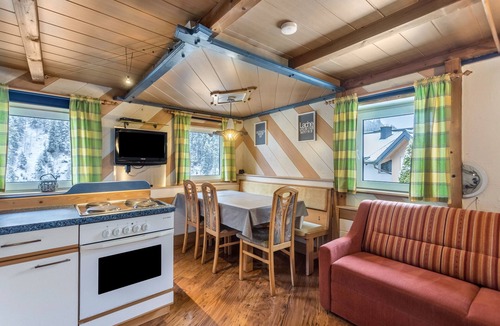 Sankt Johann im Pongau Apartment | Holiday flat 'Chalet Berger' with mountain view, communal garden and WiFi.